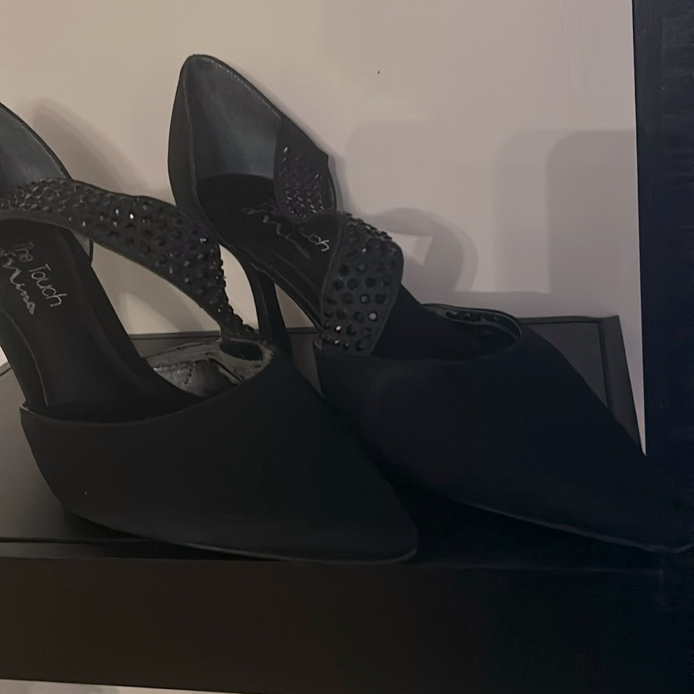 Nina satin heels. Exterior in Perfect condition. However the inside is stripping - Picture 2 of 6